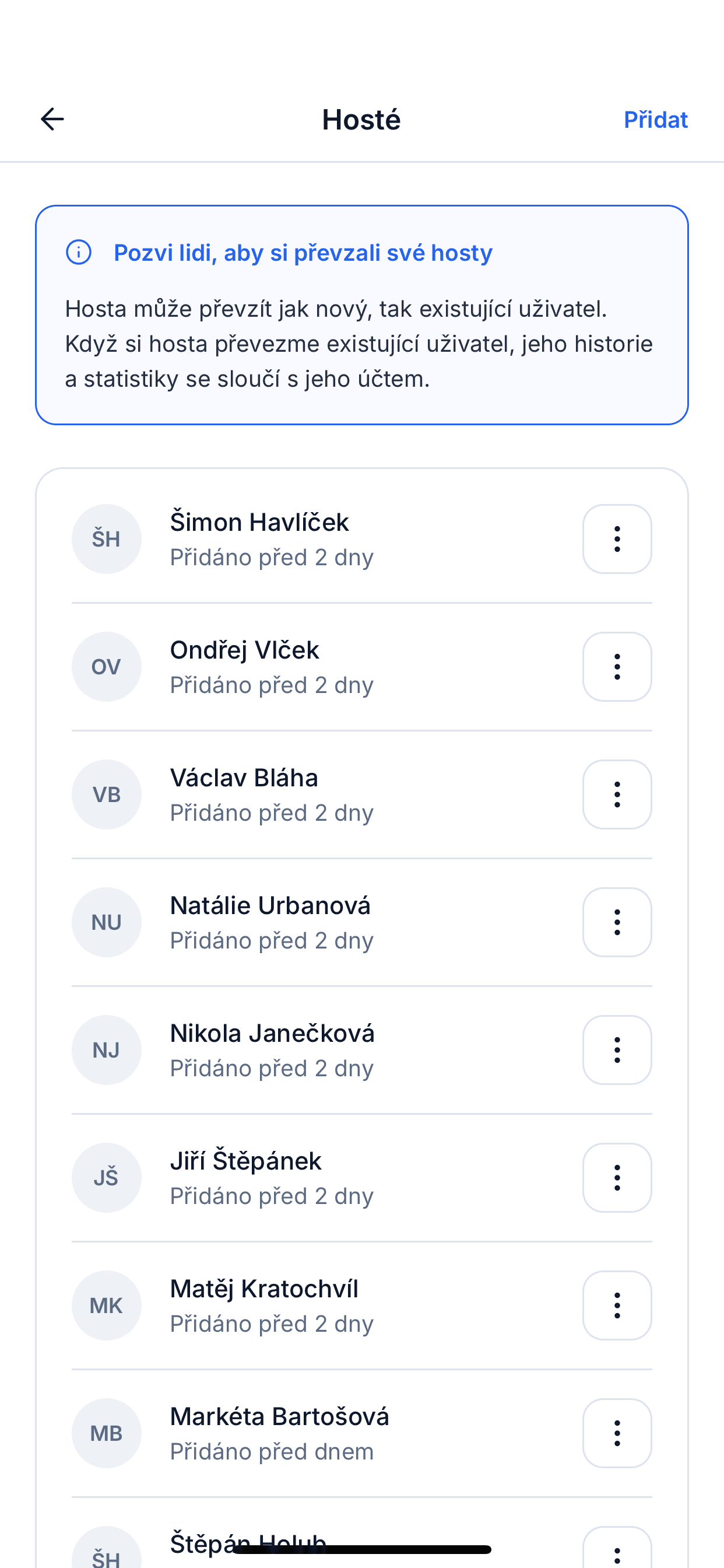 Obrazovka správy hostů s hráči, které přidal správce